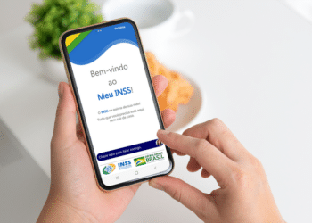 celular aberto no aplicativo Meu inss para simular aposentadoria