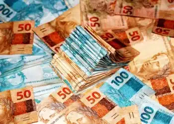Pagamento do INSS em cédulas de 50 e 100 reais. (Fonte: depositphotos).