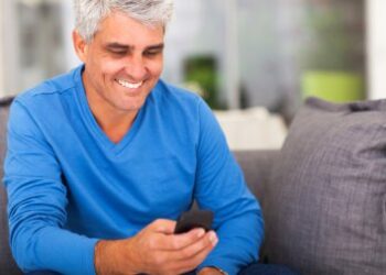 idoso comemora aumento do salário mínimo