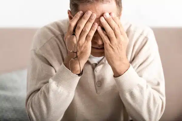 Homem triste com o bloqueio do bolsa família. (Fonte: shuttersock).