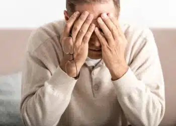 Beneficiário do INSS triste com a perda do benefício em setembro. (Fonte: depositphotos).