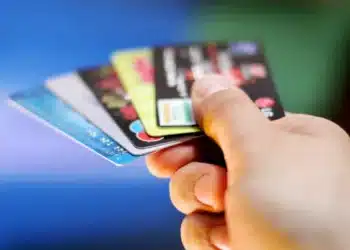 Mão segurando 5 cartões de crédito. (Fonte: depositphotos).