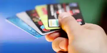 Mão segurando 5 cartões de crédito. (Fonte: depositphotos).