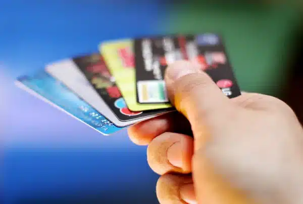 Mão segurando 5 cartões de crédito. (Fonte: depositphotos).