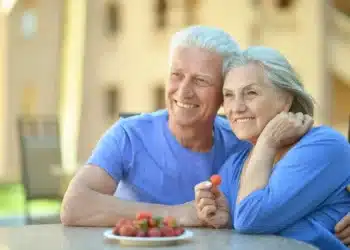 Casal de aposentados felizes com o pagamento de setembro do inss