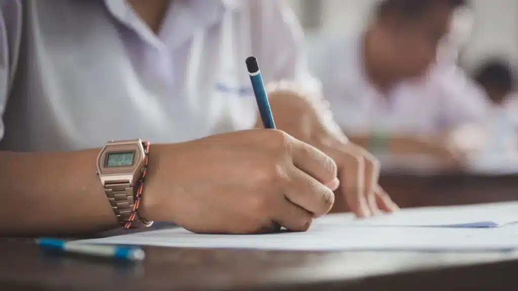 Pessoa fazendo concurso público em 2024. (Fonte: shutterstock).