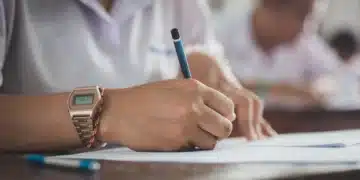 Pessoa fazendo concurso público em 2024. (Fonte: shutterstock).