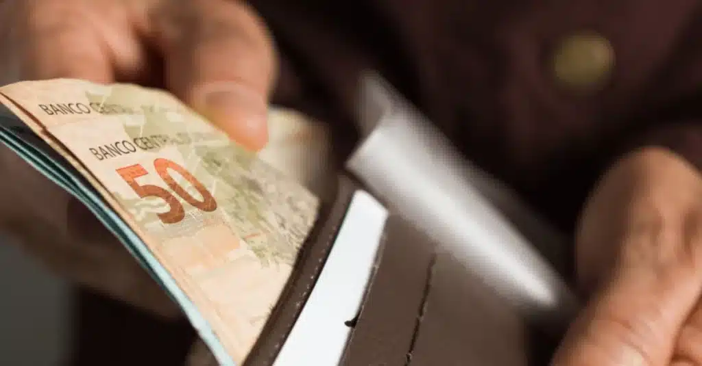 Beneficiários do INSS recebem pagamento em parcela única do 13º salário do INSS.
