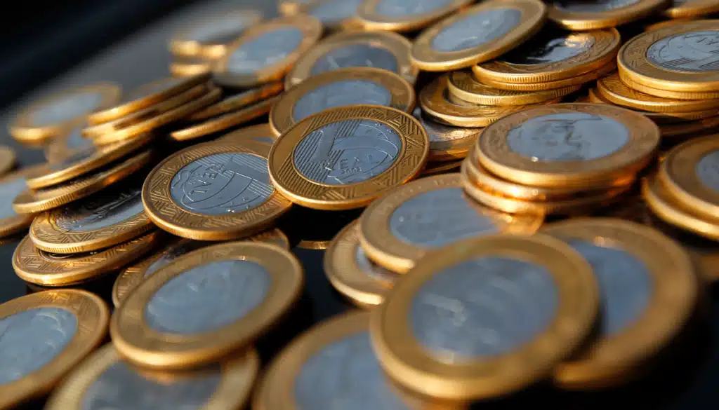 Pagamento do pis pasep em moedas de 1 real. (Fonte: reuters).