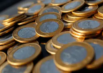 Pagamento do pis pasep em moedas de 1 real. (Fonte: reuters).