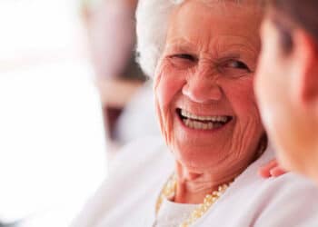 Aposentada feliz e sorrindo com o pagamento do 13º salário do INSS. (Fonte: shutterstock).