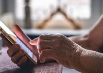 Idosos podem aproveitar o acesso à Internet de Graça! Descubra como.