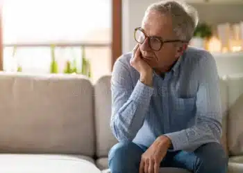 Aposentado preocupado com o fim do consignado em 2025. (Fonte: dreamstime).