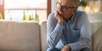 Aposentado preocupado com o fim do consignado em 2025. (Fonte: dreamstime).