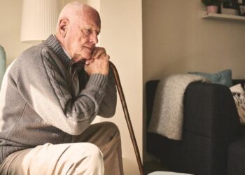 Aposentado triste com fim de benefício do INSS. (Fonte: Dean Mitchell/Istock).