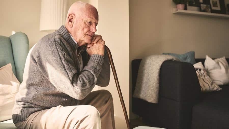 Aposentado triste com fim de benefício do INSS. (Fonte: Dean Mitchell/Istock).