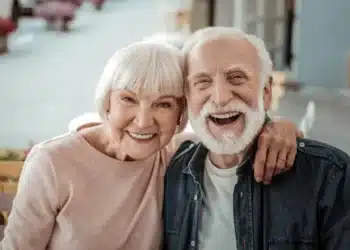 Idosos felizes com o benefício Bolsa Família. (Fonte: Brasil Escola).