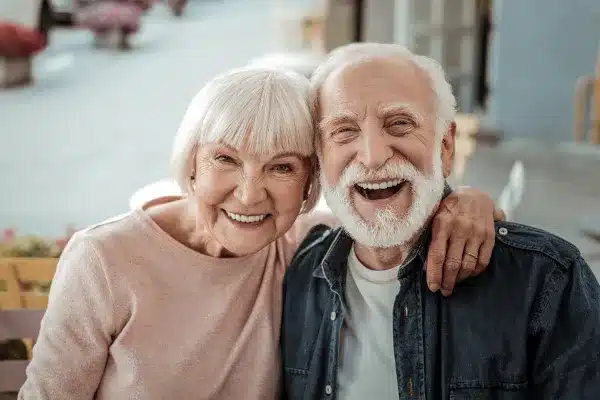 Idosos felizes com o benefício Bolsa Família. (Fonte: Brasil Escola).