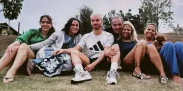 João Guilherme, Bruna Marquezine e família, além de . (Fonte: Instagram @nairaavila)