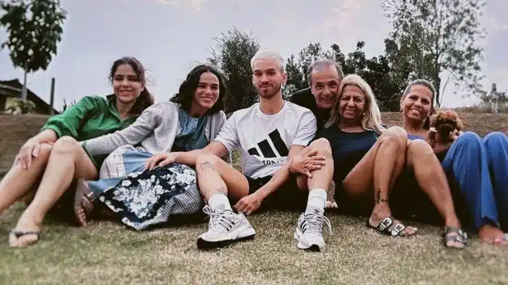 João Guilherme, Bruna Marquezine e família, além de . (Fonte: Instagram @nairaavila)
