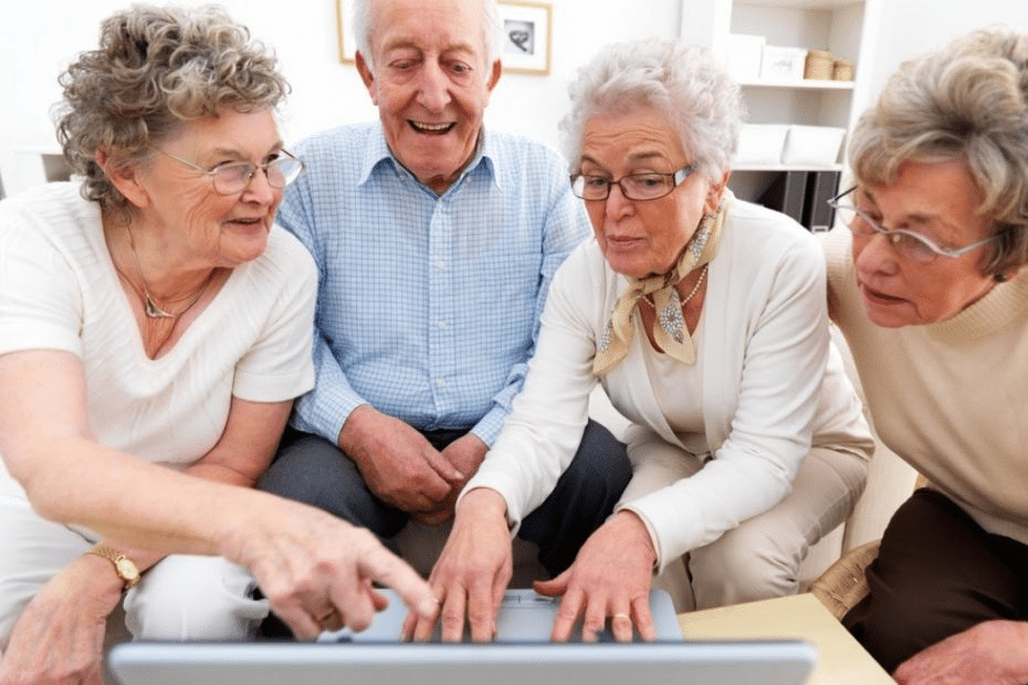 idosos utilizando internet