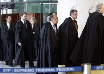 ministros do stf todos de preto no plenário