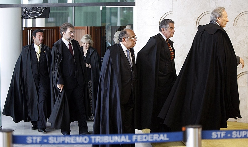 ministros do STF todos de preto no plenário