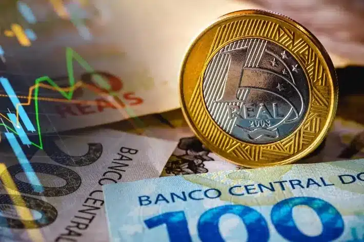 Dinheiro esquecido no Banco Central, em otas de 200 e 100 reais e moeda de 1 real. (Fonte: depositphotos).