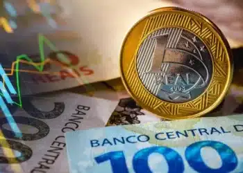 Pagamento do pis pasep 2025 em notas de 100, 200 e moeda de 1 real. (Fonte: shutterstock).