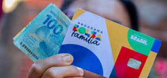 Beneficiários do Bolsa Família percebem saques indevidos em benefício.