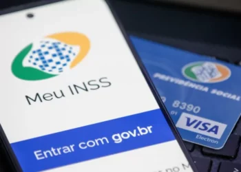 Celular aberto no INSS para saber a idade mínima da aposentadoria 2025. (Fonte: gov.br).