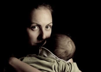 Mãe e filho tristes com o cancelamento do Bolsa Família. (Fonte: beefamily).