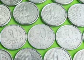 Atrasados do INSS em moedas de 50 centavos. (Fonte: shutterstock).