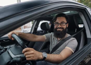 homem barbudo e óculos conduzindo carro (Fonte: Freepik)