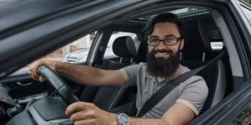 homem barbudo e óculos conduzindo carro (Fonte: Freepik)