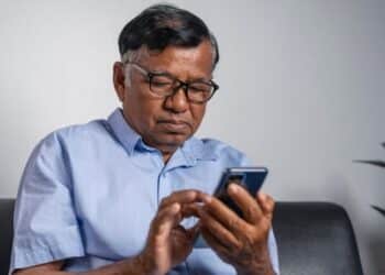 idoso mexendo no celular