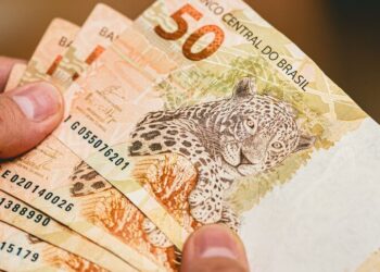 Pagamento do governo, em notas de 50 reais, para quem tem cadúnico. (Fonte: shutterstock).