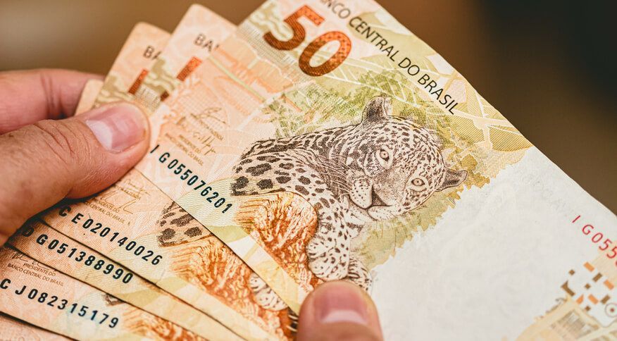 Pagamento do governo, em notas de 50 reais, para quem tem cadúnico. (Fonte: shutterstock).