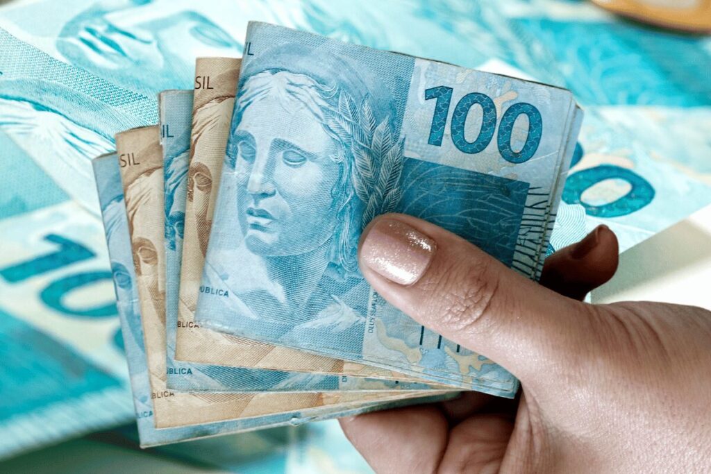 Aumento do Salário Mínimo para R$ 1.676: O que isso Significa?
