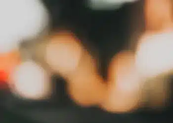 Cenas fortes e censuradas: mulher jogada da escada. (Fonte: pexels).