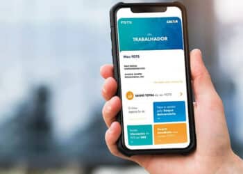 Celular aberto no saque aniversário, modalidade do FGTS da Caixa. (Fonte: shutterstock).