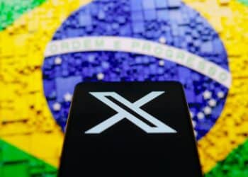 Aplicativo x com a bandeira do Brasil. (Fonte: shutterstock).