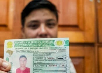 Homem segurando a cnh gratuita. (Fonte: agência pará).