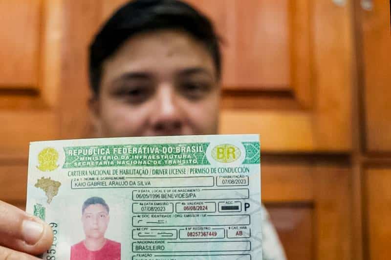 Homem segurando a cnh gratuita. (Fonte: agência pará).