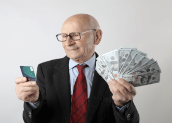 Entenda a evolução da aposentadoria por idade no Brasil e como as mudanças ao longo do tempo afetaram a previdência social.