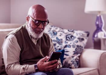 Idoso no celular com internet de graça. (Fonte: Vivo).