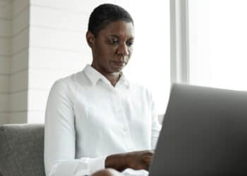 mulher negra de meia idade usando laptop (Fonte: Freepik)