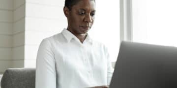 mulher negra de meia idade usando laptop (Fonte: Freepik)