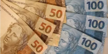 Dinheiro esquecido no Banco Central em cédulas de 50 e 100 reais. (Fonte: shutterstock).