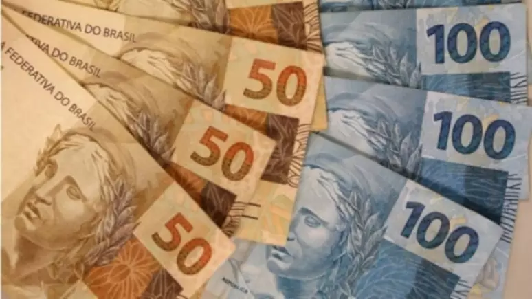 Dinheiro esquecido no Banco Central em cédulas de 50 e 100 reais. (Fonte: shutterstock).